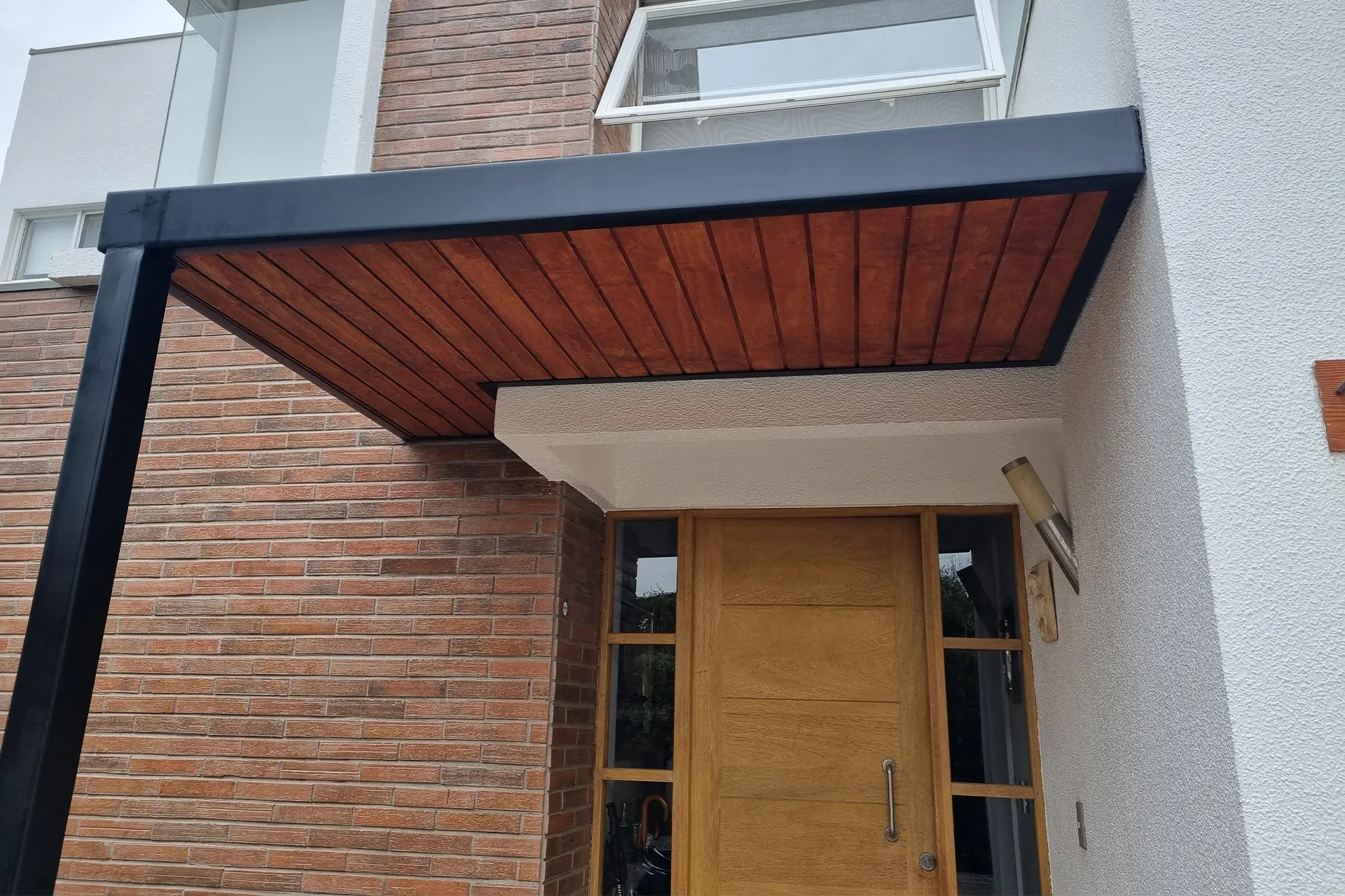 Detalle del encuentro entre estructura metálica y cielo de madera, Cobertizo Entrada La Quebrada