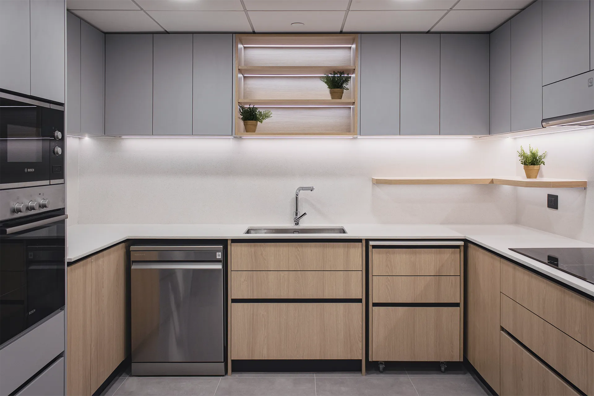 Cocina corporativa en U con muebles de madera y gabinetes grises, Cocina Gourmet Consorcio