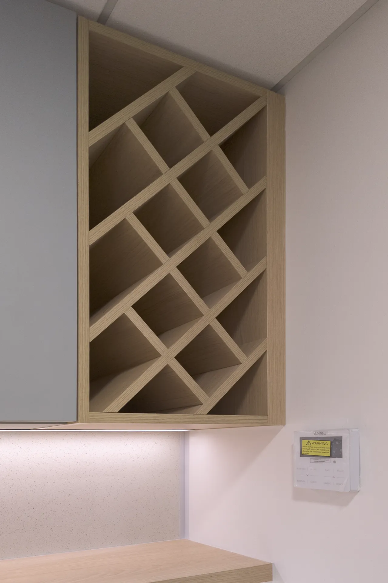 Vinero a medida con nichos en rombo de madera, Cocina Gourmet Consorcio