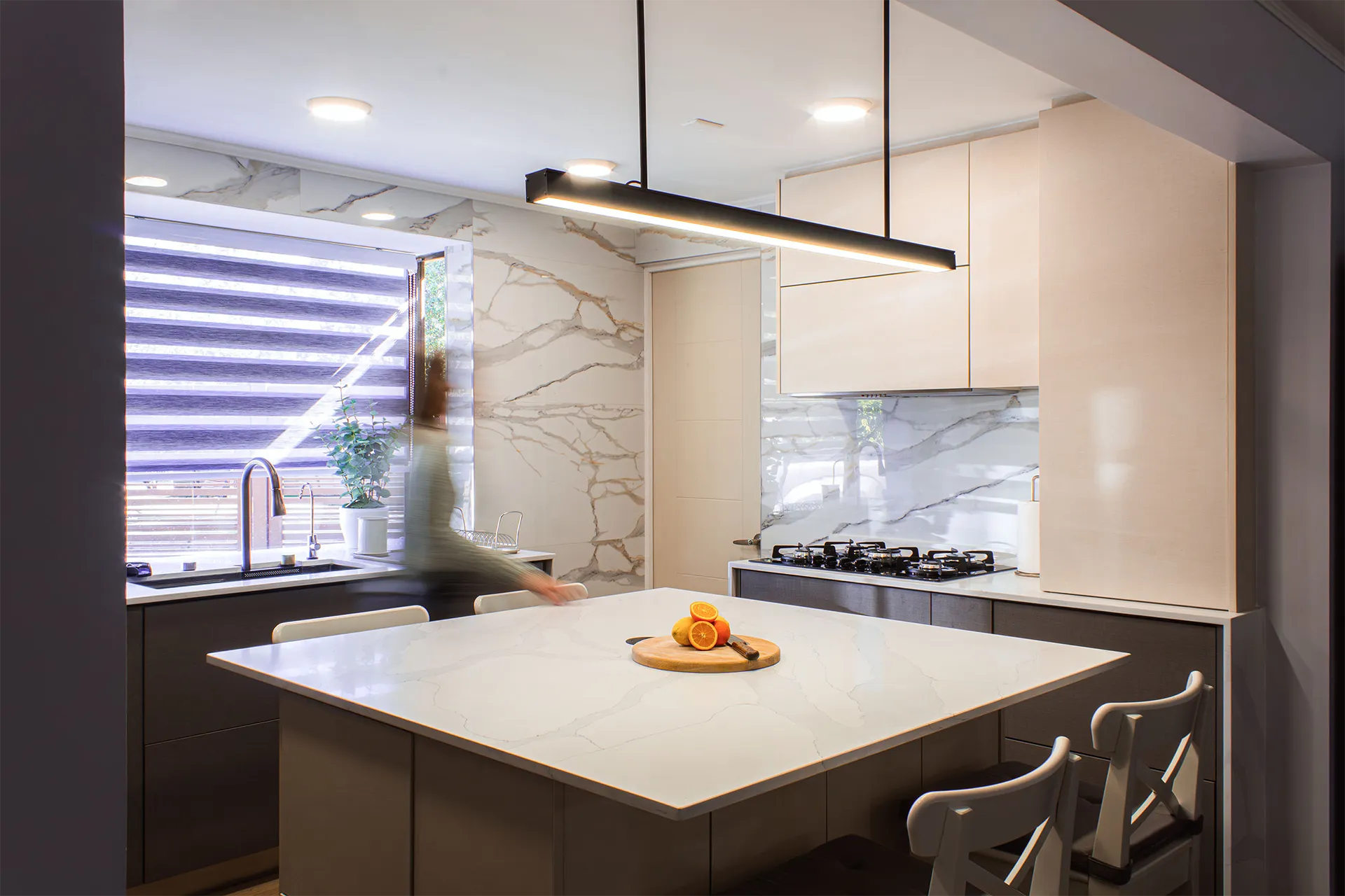 Cocina con isla de cuarzo y muro de mármol calacatta, Cocina Las Camelias