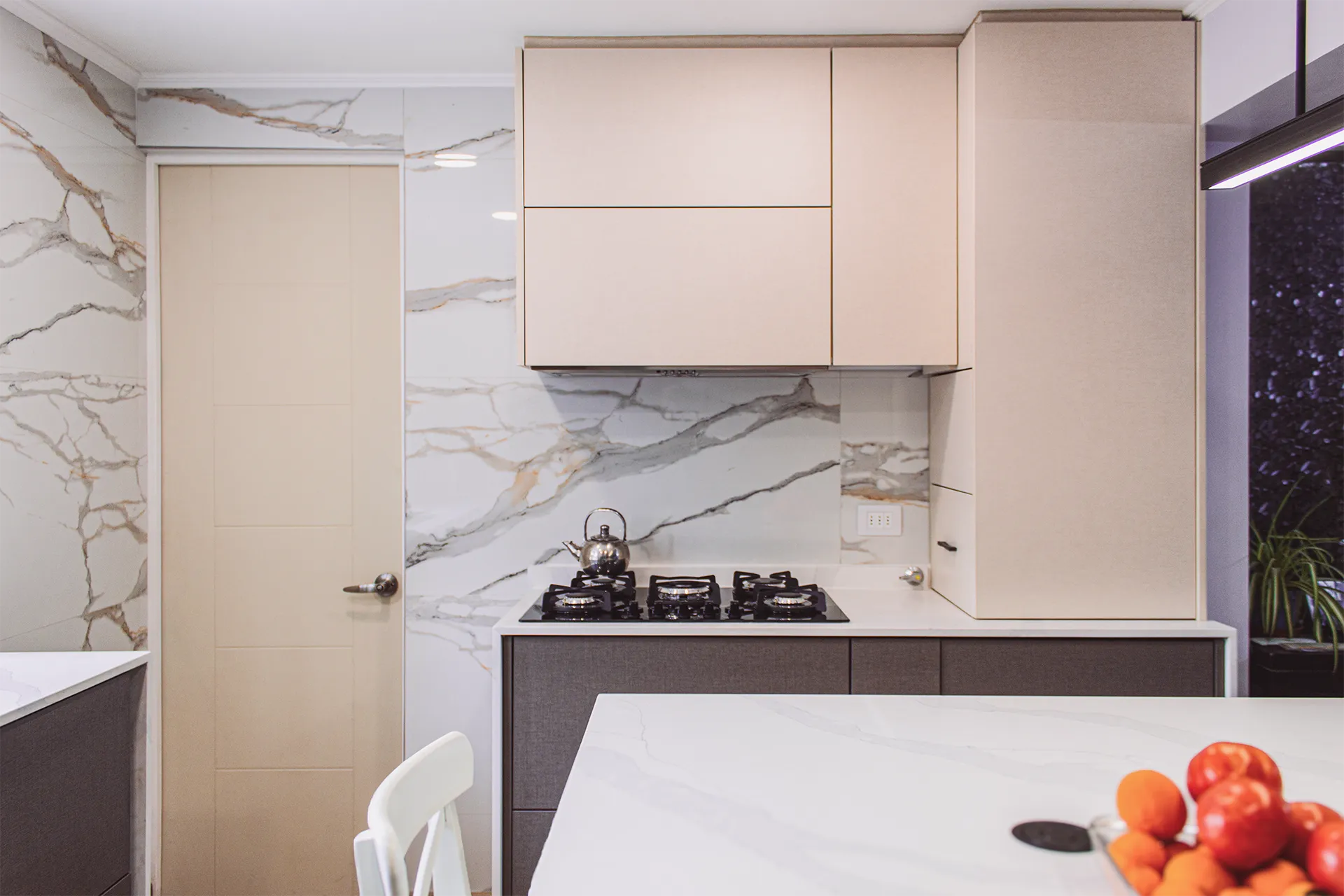 Muebles superiores beige y muro de mármol, Cocina Las Camelias
