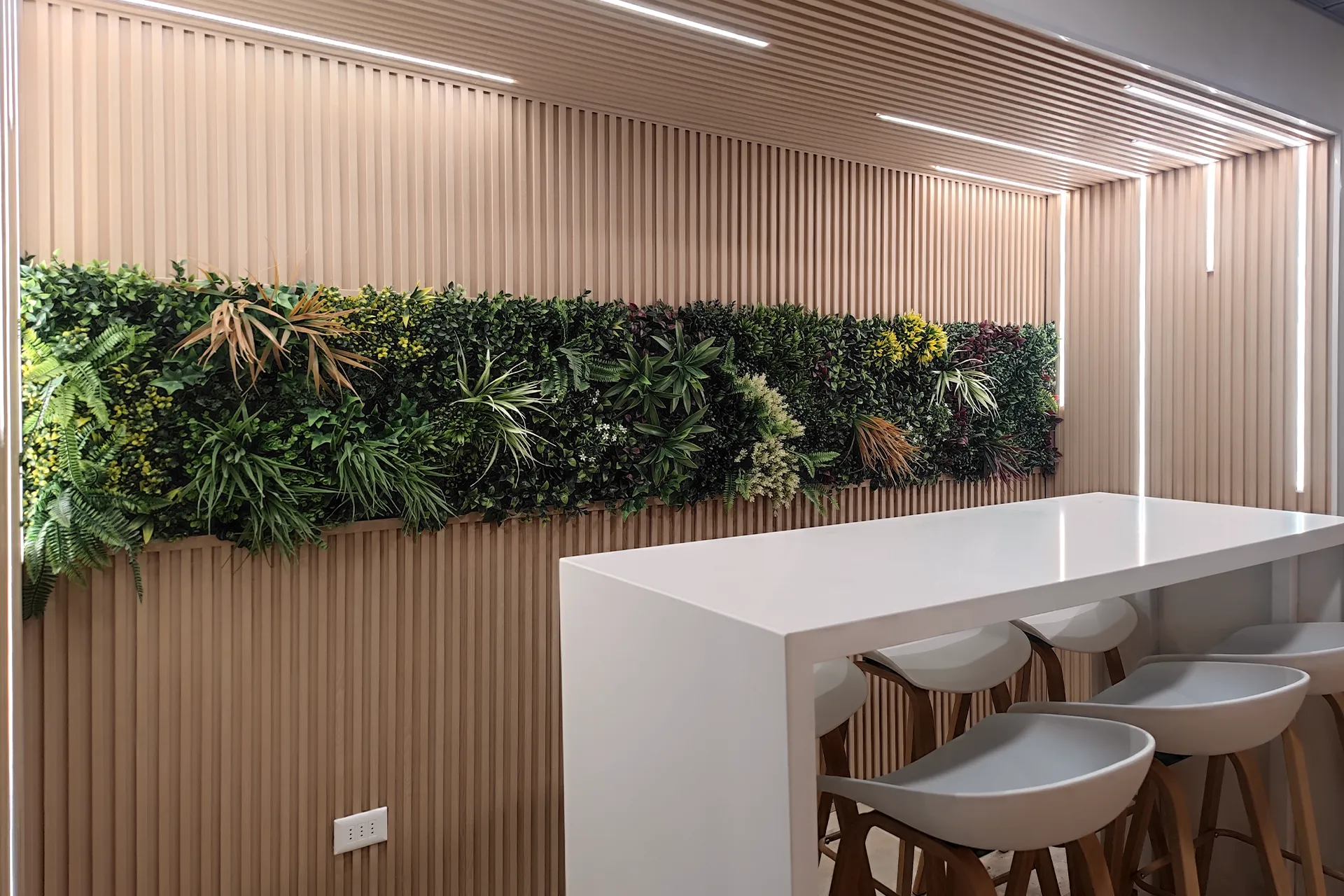 Jardín vertical con revestimiento de listones de madera, Coffee Corner Consorcio