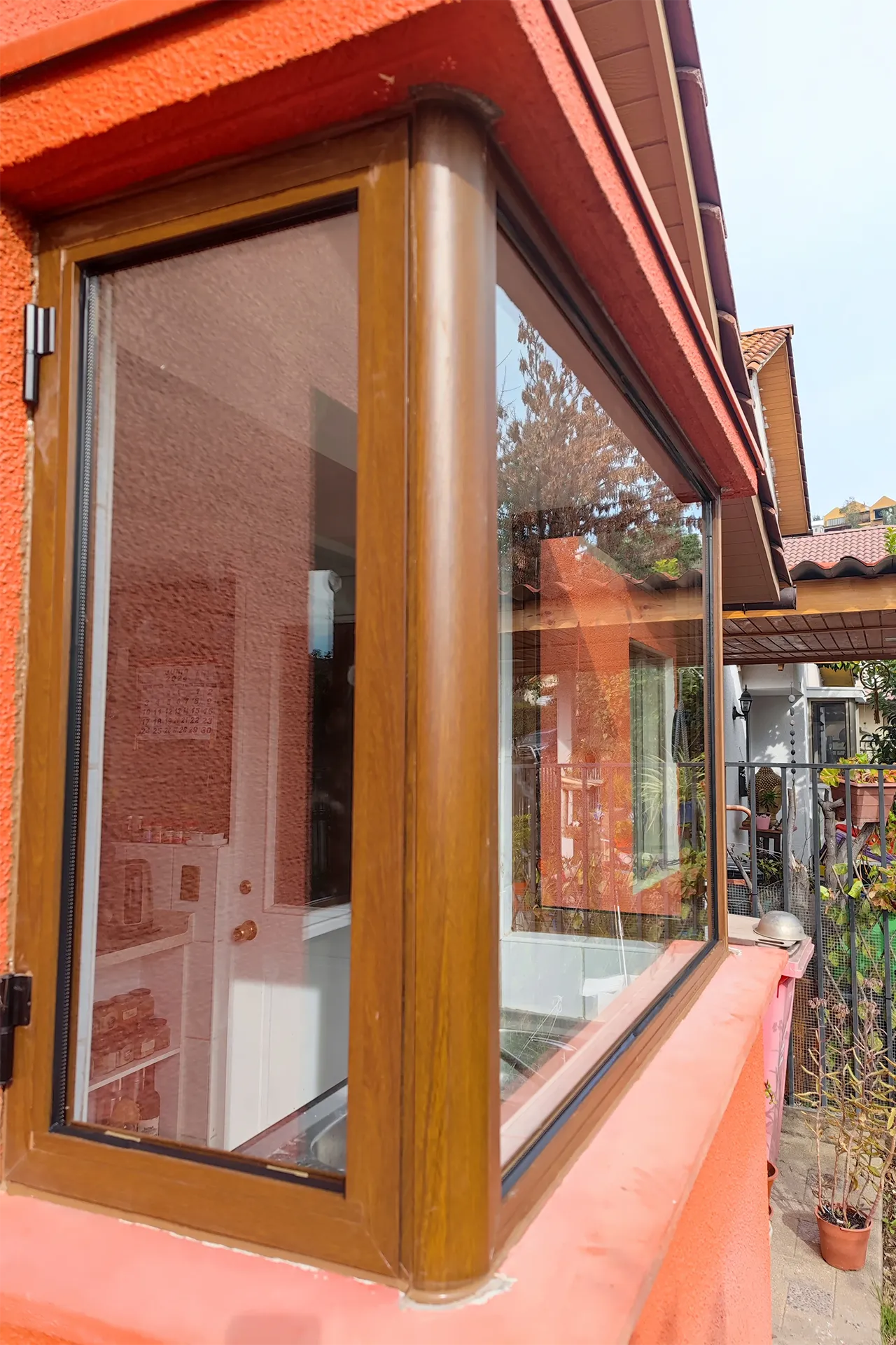 Ventana de PVC símil madera abierta, Ventanas Termopanel Las Violetas